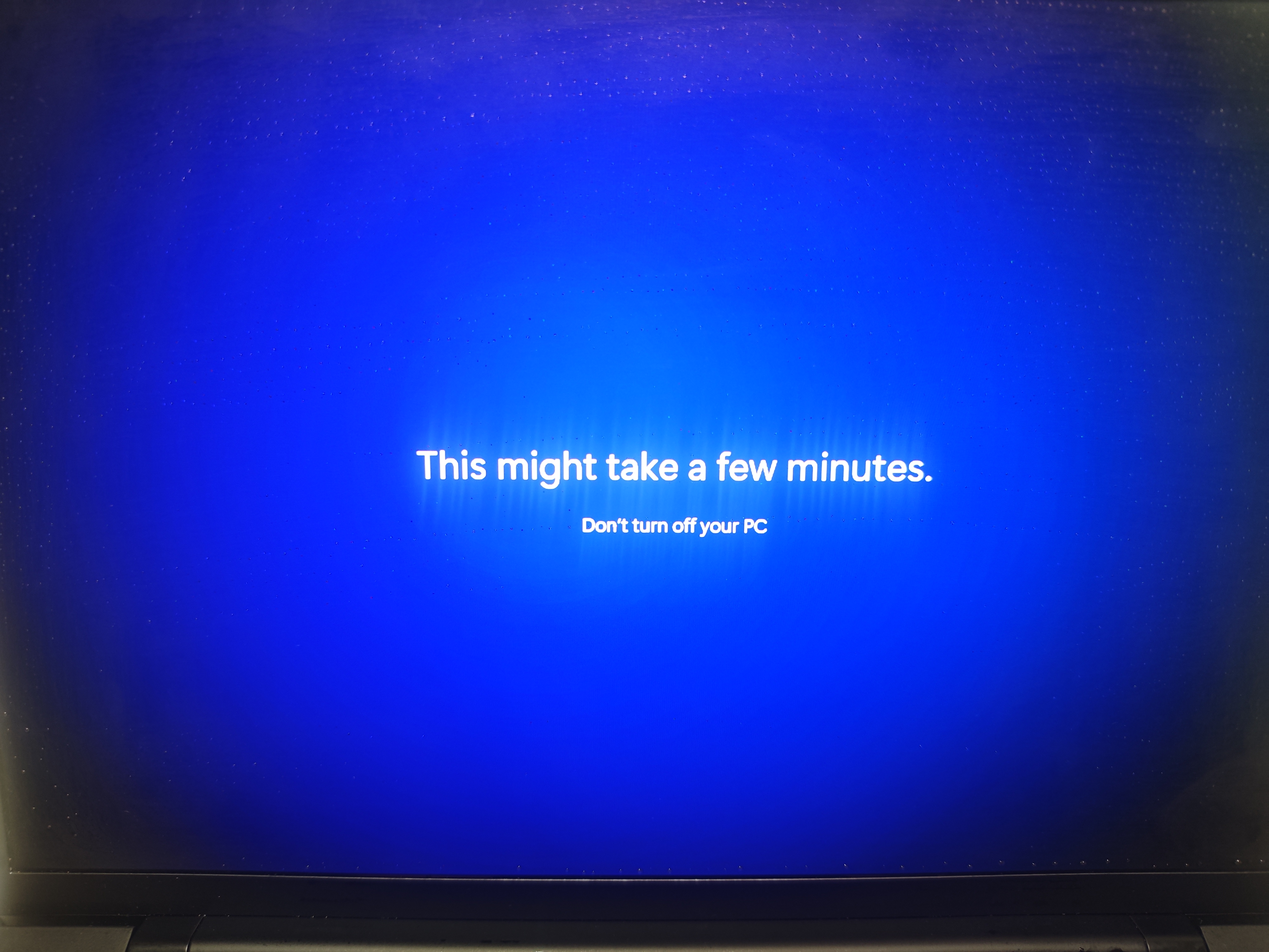Windows configuring the newly installed system and warning not to turn off the PC